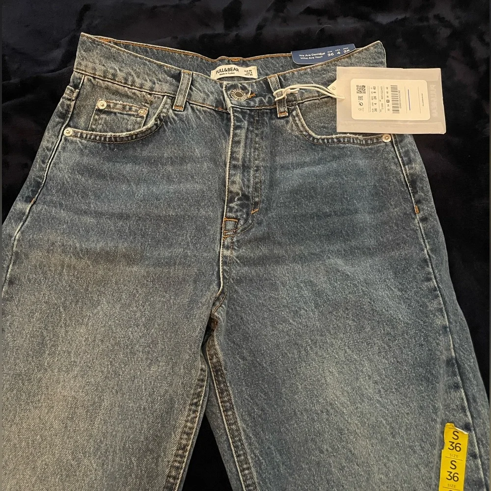 Pull&Bear 90s straight leg jean w/ rips and split hem in blue - Picture 7 of 14